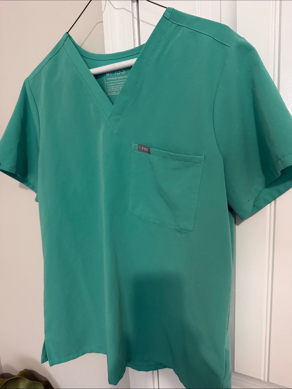 Figs women’s V-Neck Top in Teal Green